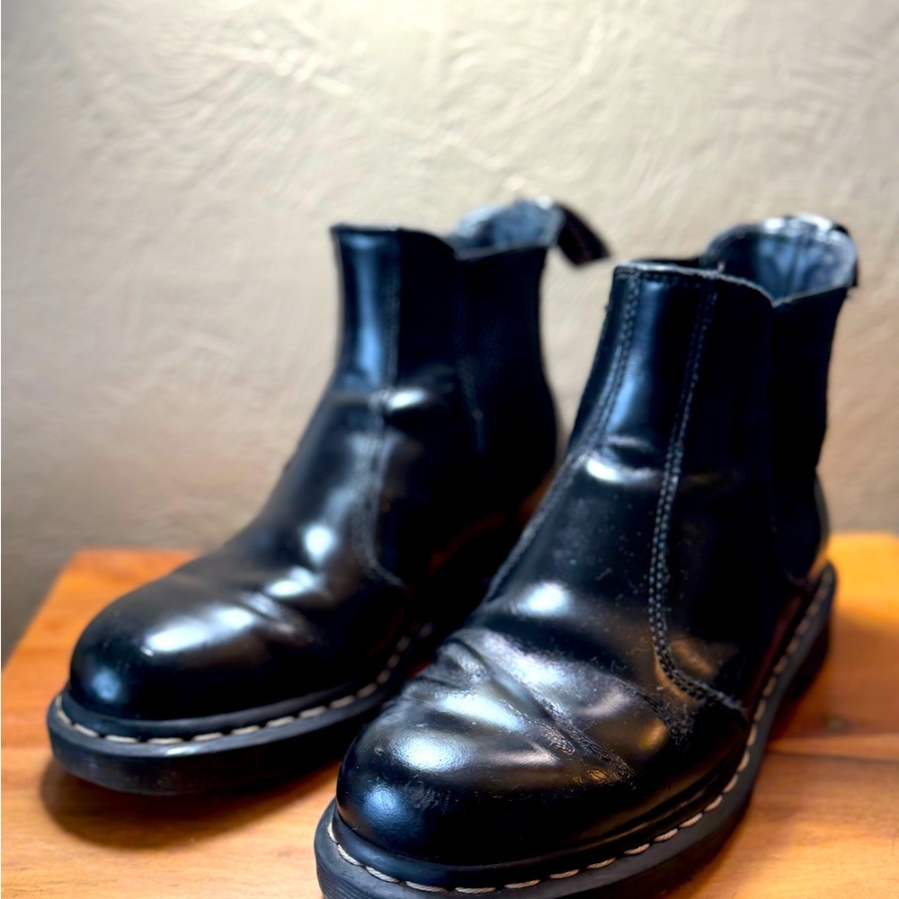 Dr. Martens 2976 Chelsea Boots Black Leather Women’s 9 / Men’s 8